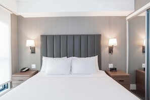 Phòng Suite Tiêu chuẩn, 1 giường cỡ king, bếp | 1 phòng ngủ, nệm có lớp đệm bông, két bảo mật tại phòng, bàn