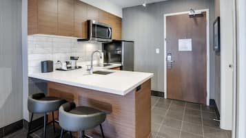 Standard Suite, 1 King Bed, Kitchen | Private kitchen | Coffee/tea maker