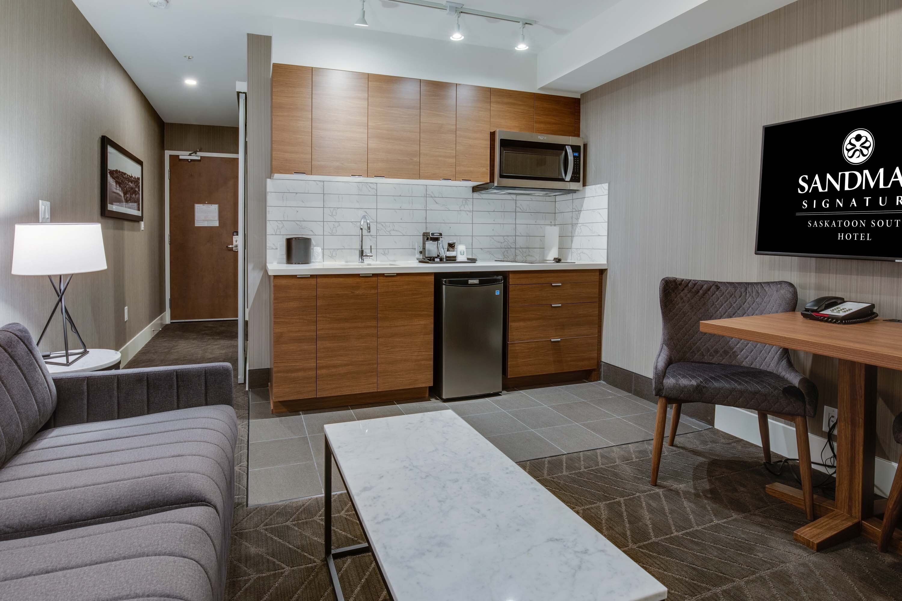 standard suite, 1 king bed, kitchen | private kitchenette | coffee/tea maker