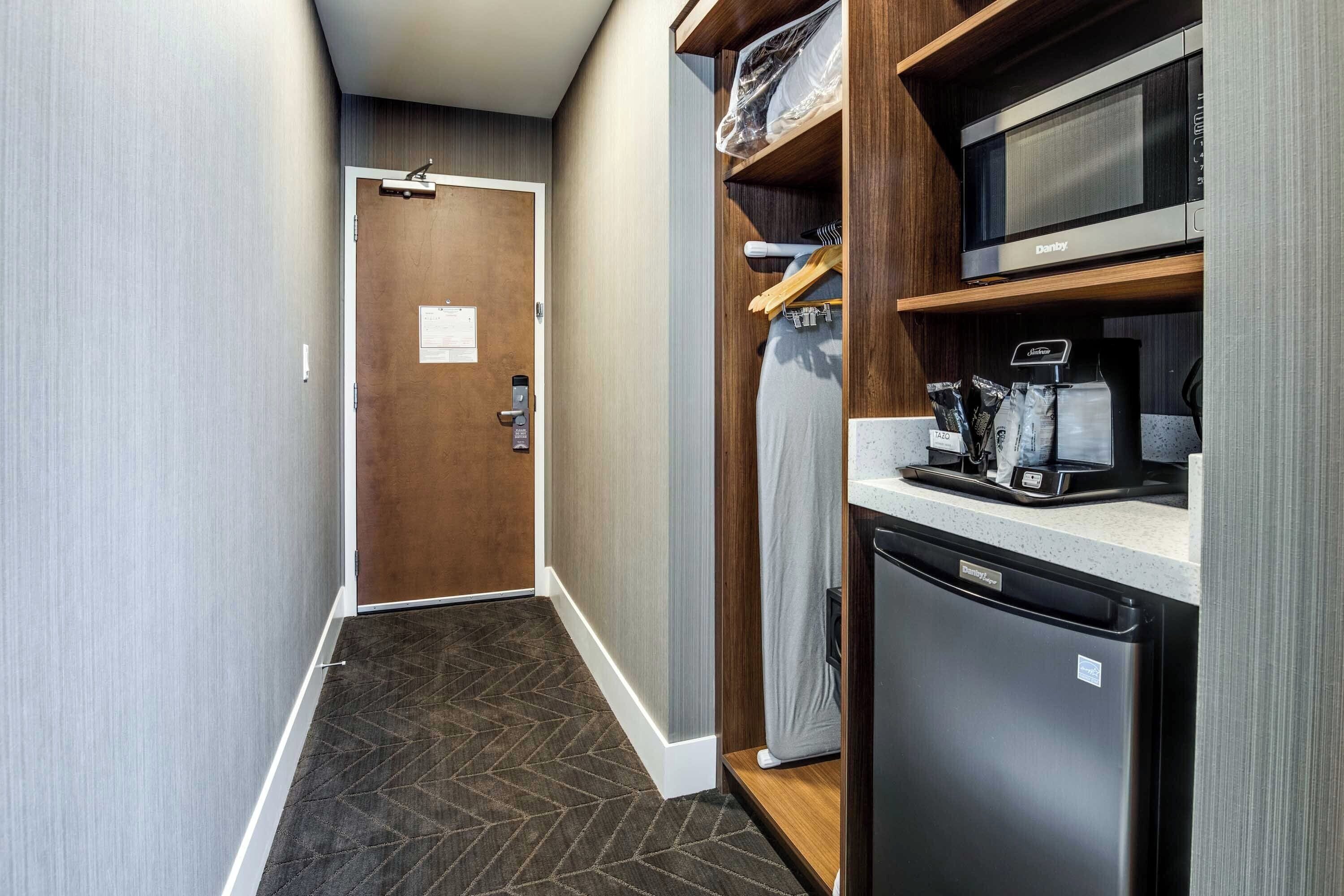 Standard Room, 1 King Bed | Pillowtop beds, in-room safe, desk, laptop workspace