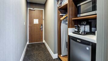 Standard Room, 1 King Bed | Pillowtop beds, in-room safe, desk, laptop workspace