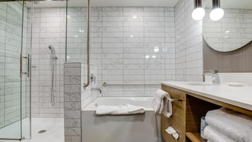 Standaard kamer, 2 queensize bedden | Badkamer | Een douche, een regendouche, gratis toiletartikelen, een haardroger