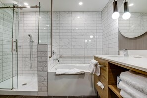 Standardzimmer, 2 Queen-Betten | Badezimmer | Dusche, Regendusche, kostenlose Toilettenartikel, Haartrockner