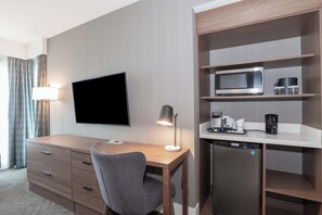 Standard Room, 1 King Bed | Pillowtop beds, in-room safe, desk, laptop workspace - Sandman Signature Saskatoon South Hotel (Saskatoon)