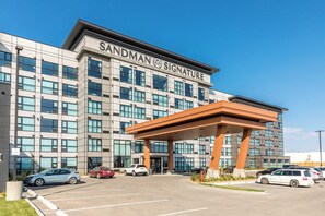 A modern building with the sign "Sandman Signature" on the facade. - Sandman Signature Saskatoon South Hotel (Saskatoon)