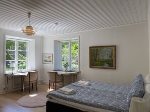 Camera tripla, bagno condiviso | Con stile personalizzato, con arredamento individuale, lenzuola