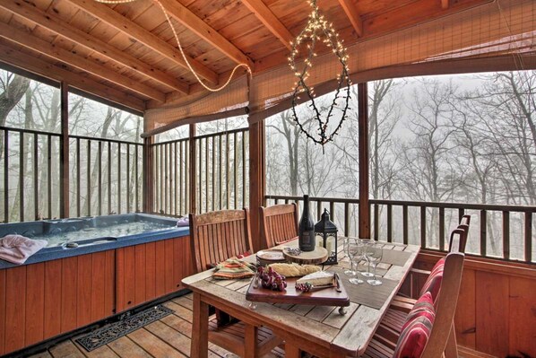 Dining - **NEW LISTING** Mountain Chic Cabin - Gatlinburg (Sevierville)