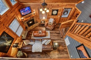 Smart-TV, Kamin, DVD-Player, Bücher