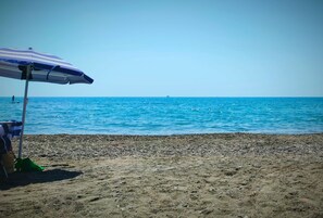 På stranden