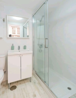Shower, towels, soap, toilet paper - NEW Aparthotel BENALBEACH.  FREE WIFI and SEA VIEWS. (Benalmádena)