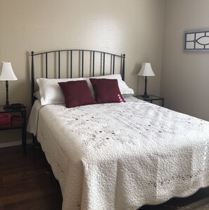 2 habitaciones, escritorio, tabla de planchar con plancha y wifi gratis 