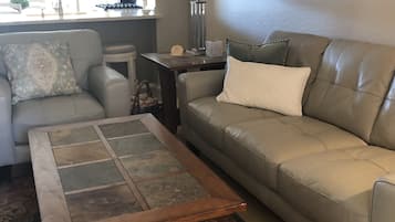 Smart TV, chimenea, libros y estéreo