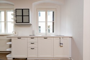 Een koelkast, een microgolfoven, een oven, een kookplaat