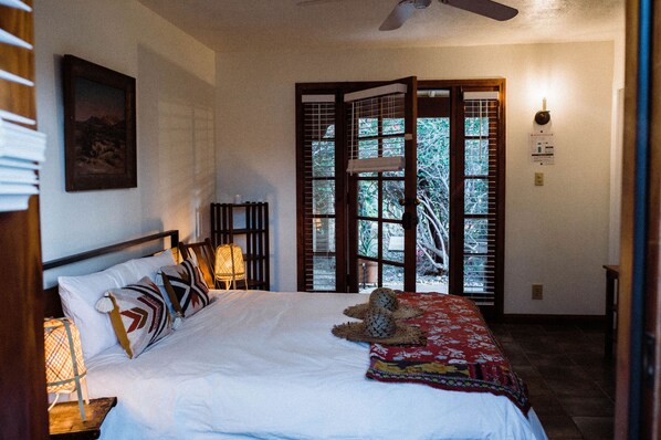 7 bedrooms, WiFi - A desert boutique hotel just for you! Hot mineral pools & sauna! (Desert Hot Springs)