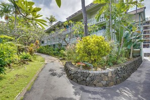 Property grounds - Kailua-Kona Studio - Walk to Hale Halawai Park! (Kailua-Kona)