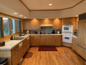 冰箱、微波炉、烤箱、炉灶