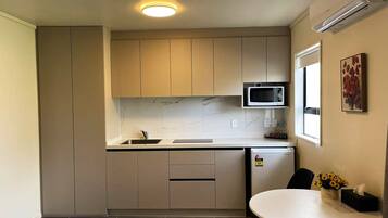 Quarto família | Cozinha privada | Geladeira, micro-ondas, cooktop, chaleira elétrica