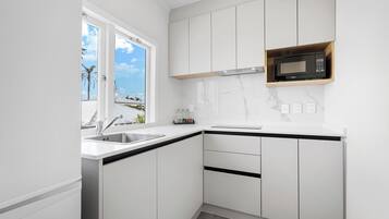 Refrigerador, microondas, placa de cocina, tetera/pava eléctrica