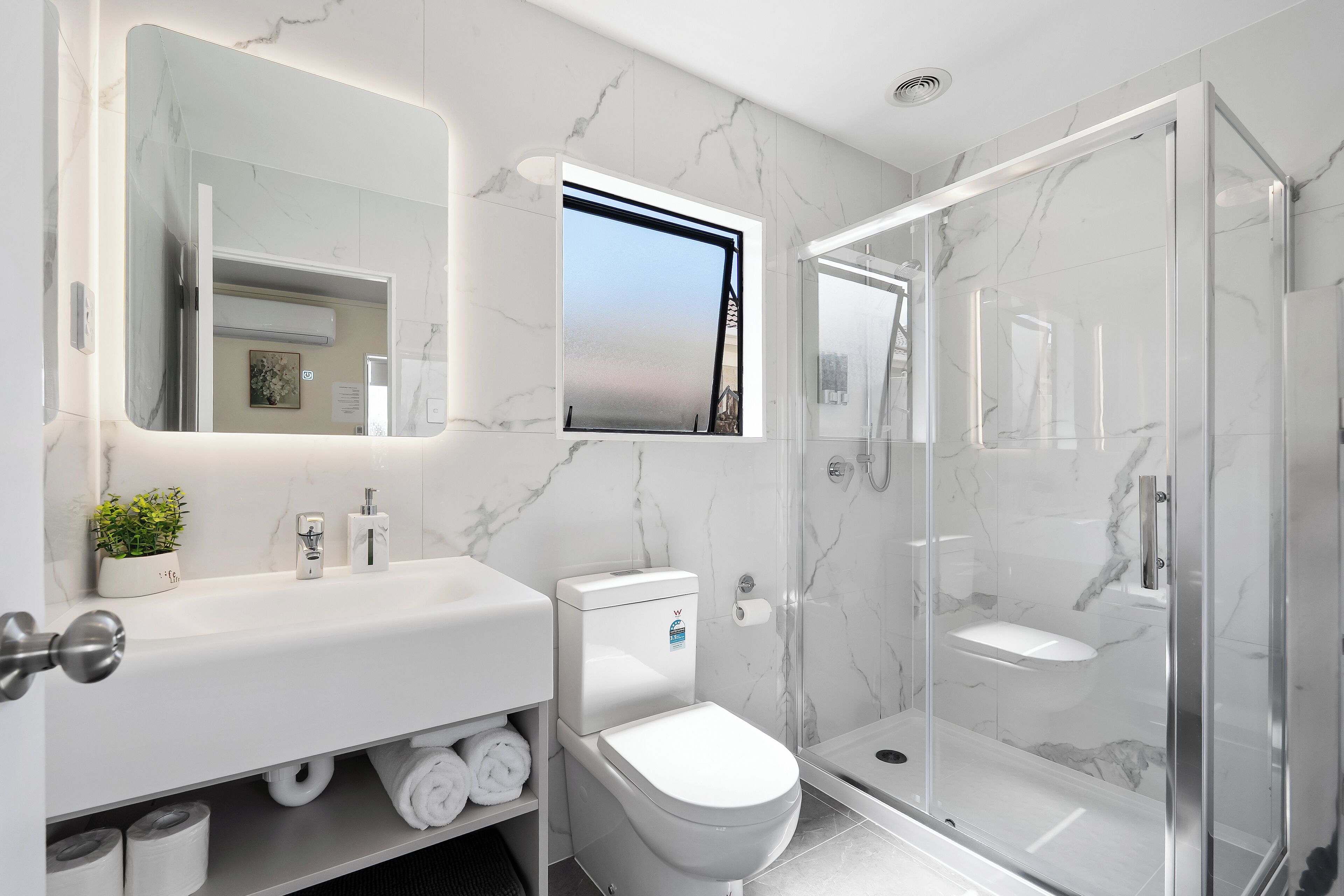 Double Room | Bathroom | Shower, free toiletries, hair dryer, towels