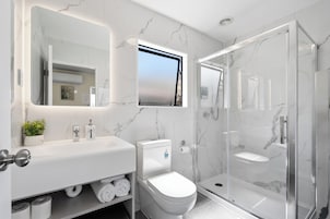 Ducha, artículos de tocador gratuitos, secador de pelo, toallas