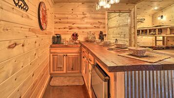 Coffee/tea maker, fridge, microwave, stovetop