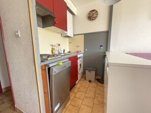 Fridge, microwave, dishwasher, cookware/dishes/utensils