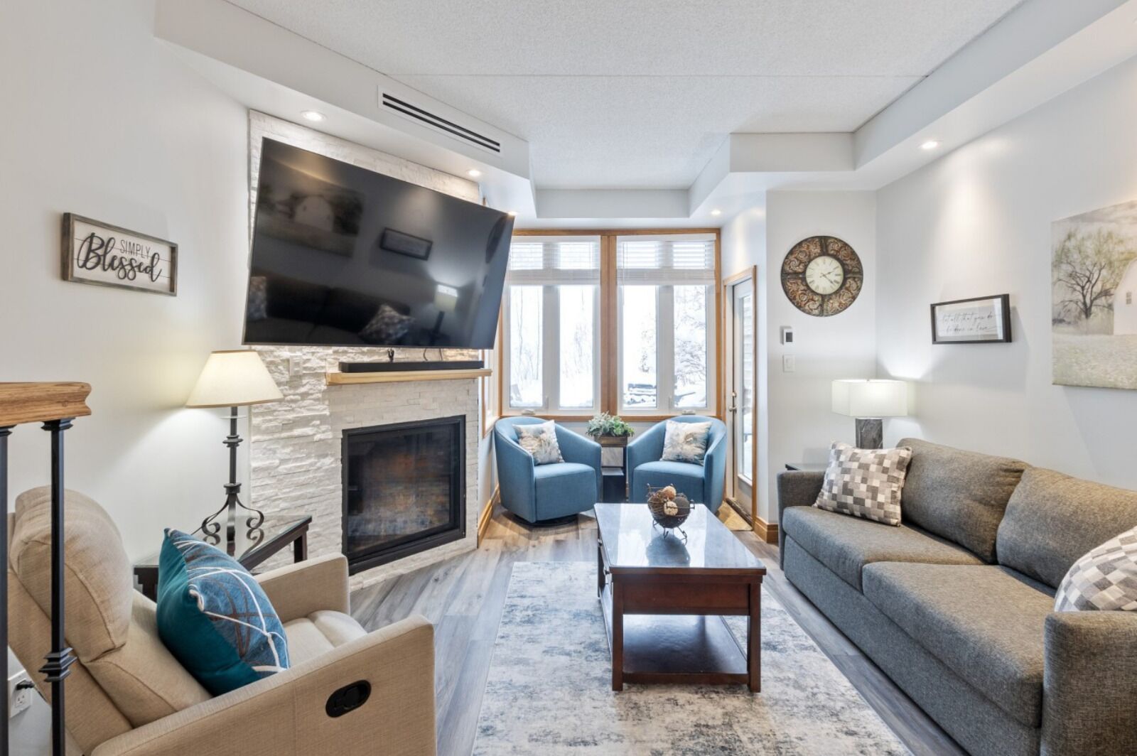 Comfort Condo, 2 Bedrooms (122 Chateau Ridge - No Pets Allowed) | Living area | Smart TV