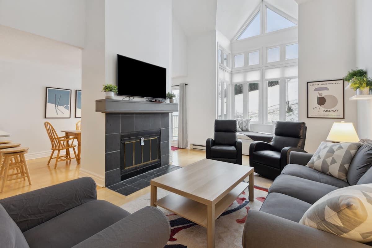 Signature Condo, 2 Bedrooms (205 Chateau Ridge - Pet Friendly - Dog Only) | Living area | Smart TV