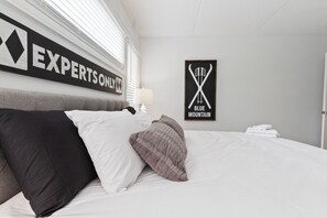 Apartamento exclusivo, 2 habitaciones (116 Chateau Ridge - No Pets Allowed) | Decoración individual, mobiliario individual, escritorio y wifi gratis