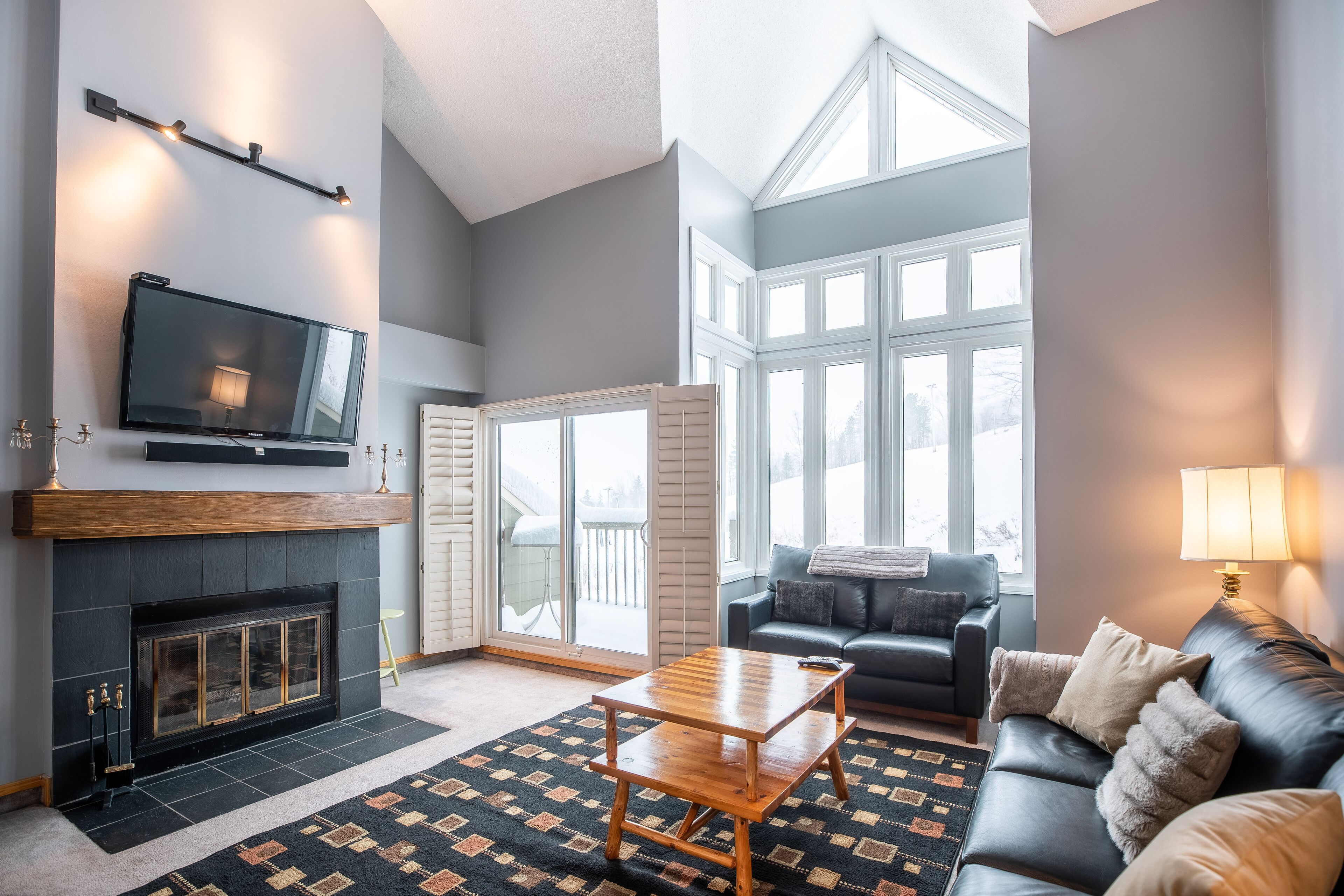 Condo Cao cấp, 2 phòng ngủ (218 Chateau Ridge - No Pets Allowed) | Khu phòng khách | Smart TV 