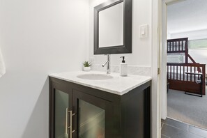 Apartamento exclusivo, 2 habitaciones (116 Chateau Ridge - No Pets Allowed) | Baño | Ducha, artículos de higiene personal gratuitos, toallas y jabón