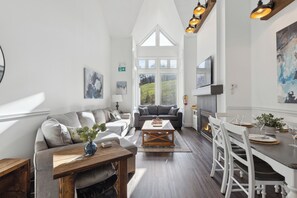 Appart'hôtel Signature, 2 chambres | Coin séjour | TV connectée