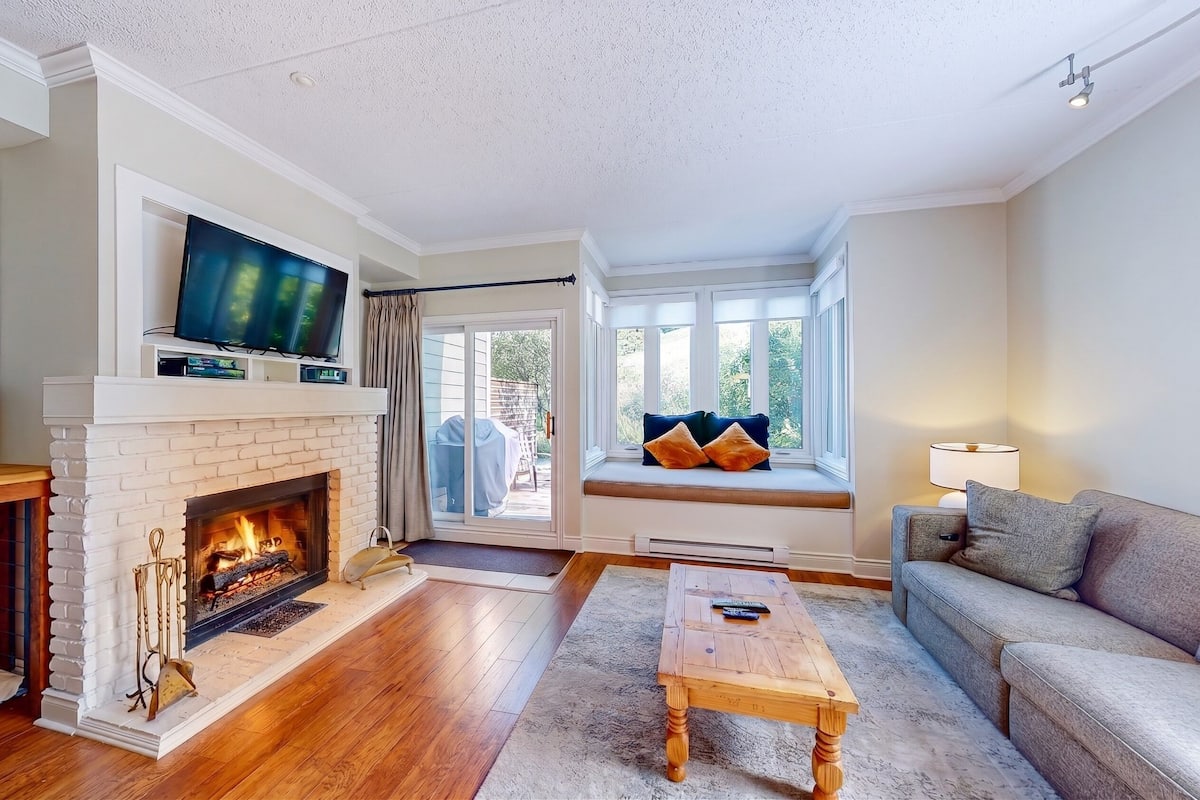 Comfort Condo, Mountain View | Living area | Smart TV