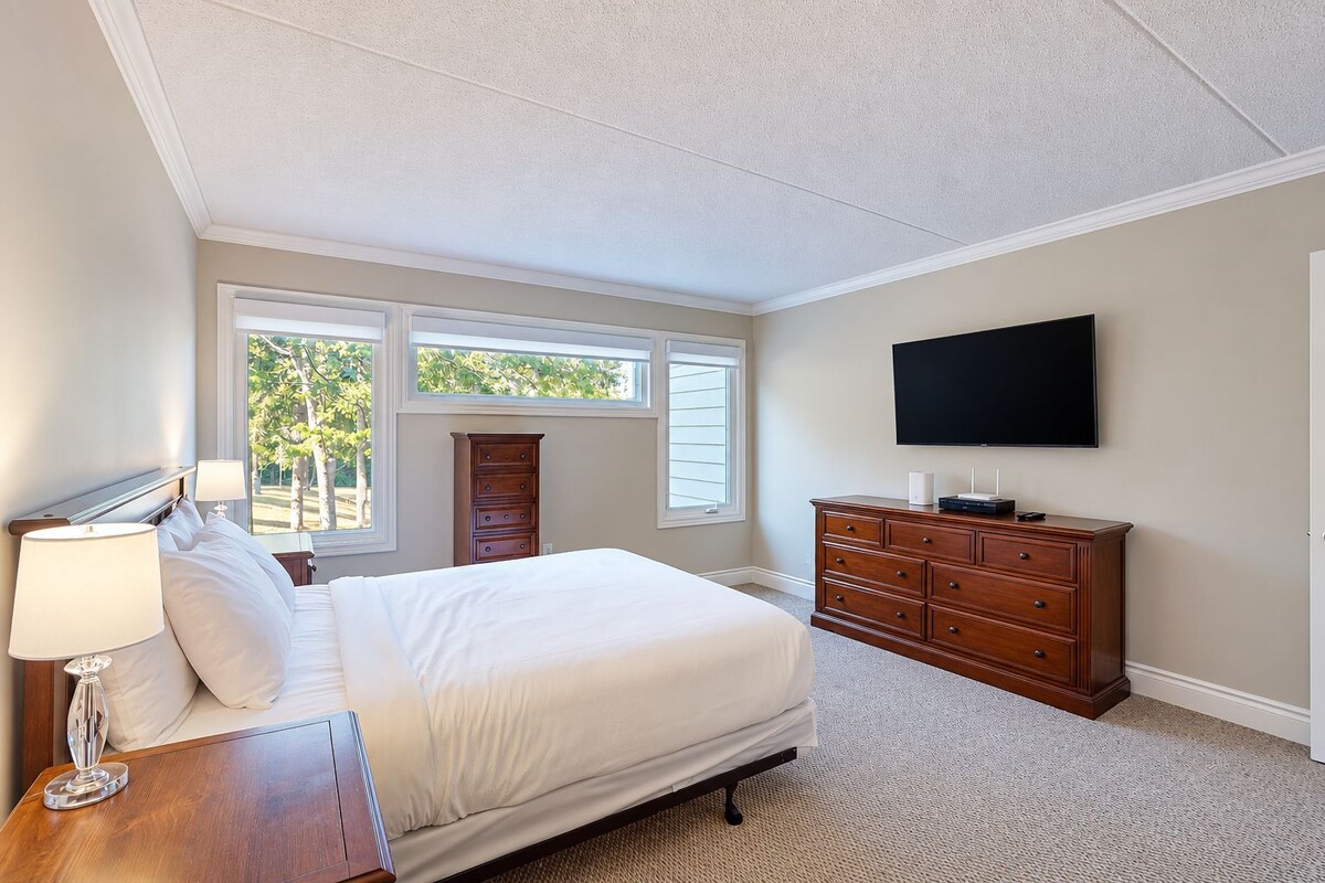 Comfort Condo, Mountain View (120 Chateau Ridge - Dog Friendly) | Desk, WiFi (free), individually decorated, individually furnished