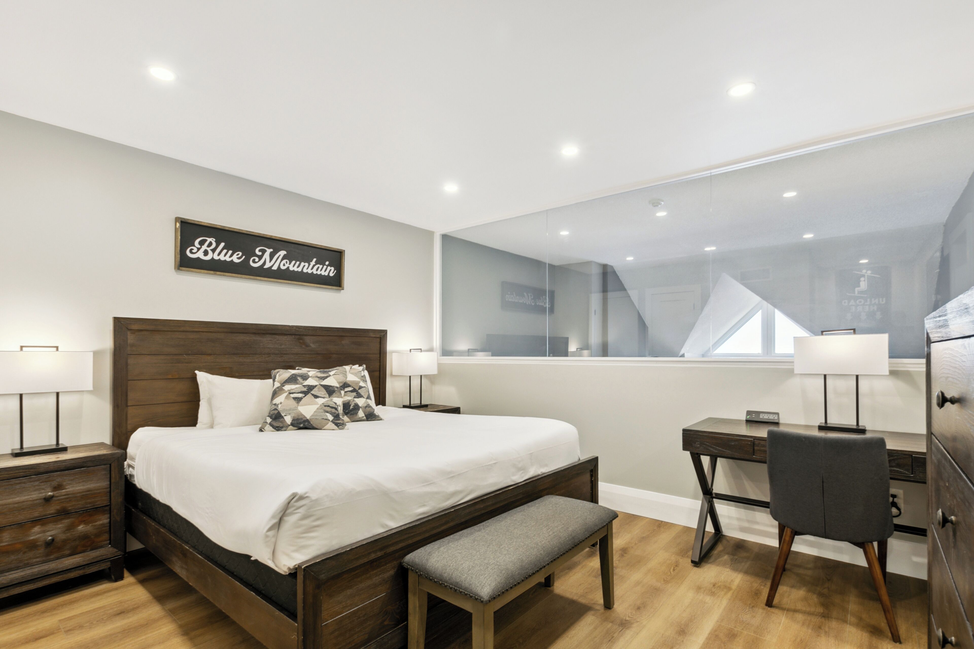 Exclusive-huoneisto, 2 makuuhuonetta (213 Chateau Ridge - No Pets Allowed) | Yksilöllisesti sisustettu, yksilöllisesti kalustettu, työpöytä