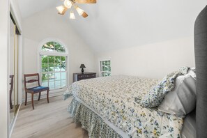 3 bedrooms, iron/ironing board, Internet, bed sheets - Twilight Cove: "Beautiful Sunset Views on Canandaigua Lake!" (Canandaigua)