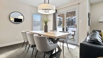 Superior Condo, 3 Bedrooms (117 Mountain Walk - Pet Friendly) | In-room dining