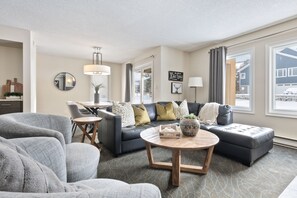 Superior-Apartment, 3 Schlafzimmer (117 Mountain Walk - Pet Friendly) | Wohnbereich | 50-Zoll-LED-Fernseher mit Kabelempfang, Fernseher, Kamin