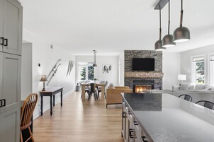 Condo design, vista para a montanha | Cozinha privada | Geladeira grande, micro-ondas, fogão, cooktop
