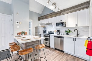 Refrigerador con freezer, microondas, horno, placa de cocina