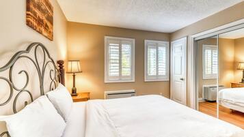 305 North Creek - Dogs Allowed | Individually decorated, individually furnished, free WiFi, bed sheets