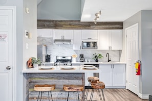 Loft Signature (109 NC - Pet Friendly - Dog Only) | Eget kök | Stort kylskåp, mikrovågsugn, ugn och spishäll