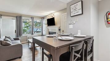 404 North Creek - Dogs Allowed | In-room dining