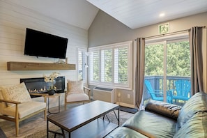 Loftsrom – deluxe (815 NC - Pet Friendly - Dog Only) | Oppholdsområde | Flatskjerm-TV