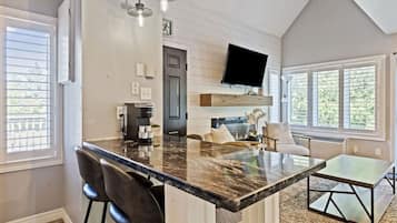 209 North Creek - No Pets Allowed | Private kitchen | Full-size fridge, microwave, oven, stovetop