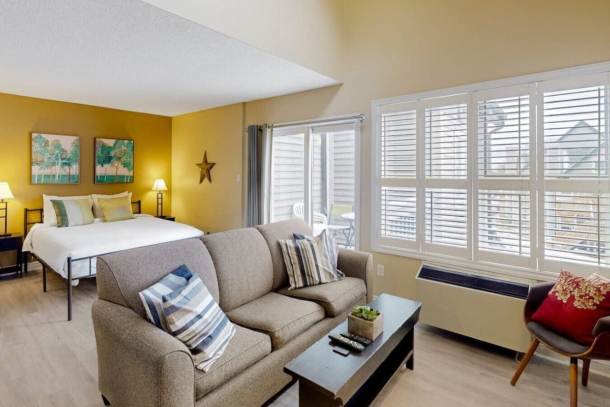 Comfort Loft, Mountain View | Living area | Flat-screen TV
