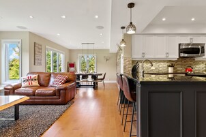 Apartamento Deluxe, 3 habitaciones (204 Sierra Lane - No Pets Allowed) | Zona de estar | Televisión LED de 50 pulgadas con canales por cable, una televisión