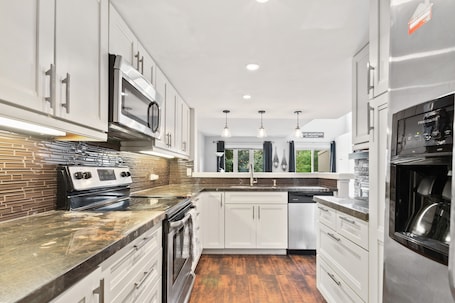 Luxury Condo, 3 Bedrooms (205 Sierra Lane - Pet Friendly) | Private kitchen | Full-size fridge, microwave, oven, stovetop