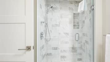 Condo Cao cấp, 3 phòng ngủ (213 Sierra Lane - No Pets Allowed) | Phòng tắm | Vòi sen/bồn tắm kết hợp, đồ dùng nhà tắm miễn phí, khăn tắm