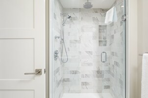 Apartamento de lujo, 3 habitaciones (213 Sierra Lane - No Pets Allowed) | Baño | Ducha y bañera combinadas y artículos de higiene personal gratuitos